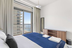 1 habitación, escritorio, tabla de planchar con plancha y wifi