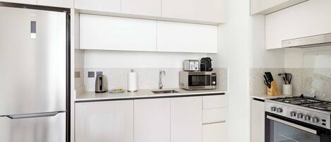 Refrigerador, microondas, horno y parrilla de estufa