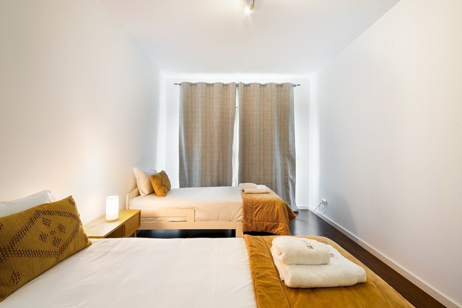 3 bedrooms, iron/ironing board, internet, bed sheets