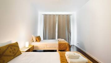 3 bedrooms, iron/ironing board, internet, bed sheets