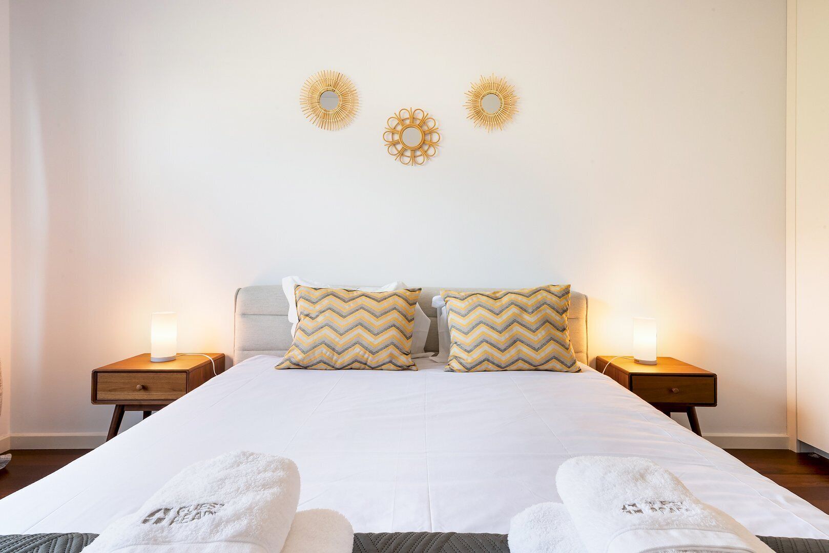 3 عدّة غرف نوم ومكواة/لوح كي وخدمة الإنترنت وملاءات أسرّة