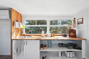 Réfrigérateur, micro-ondes, grille-pain