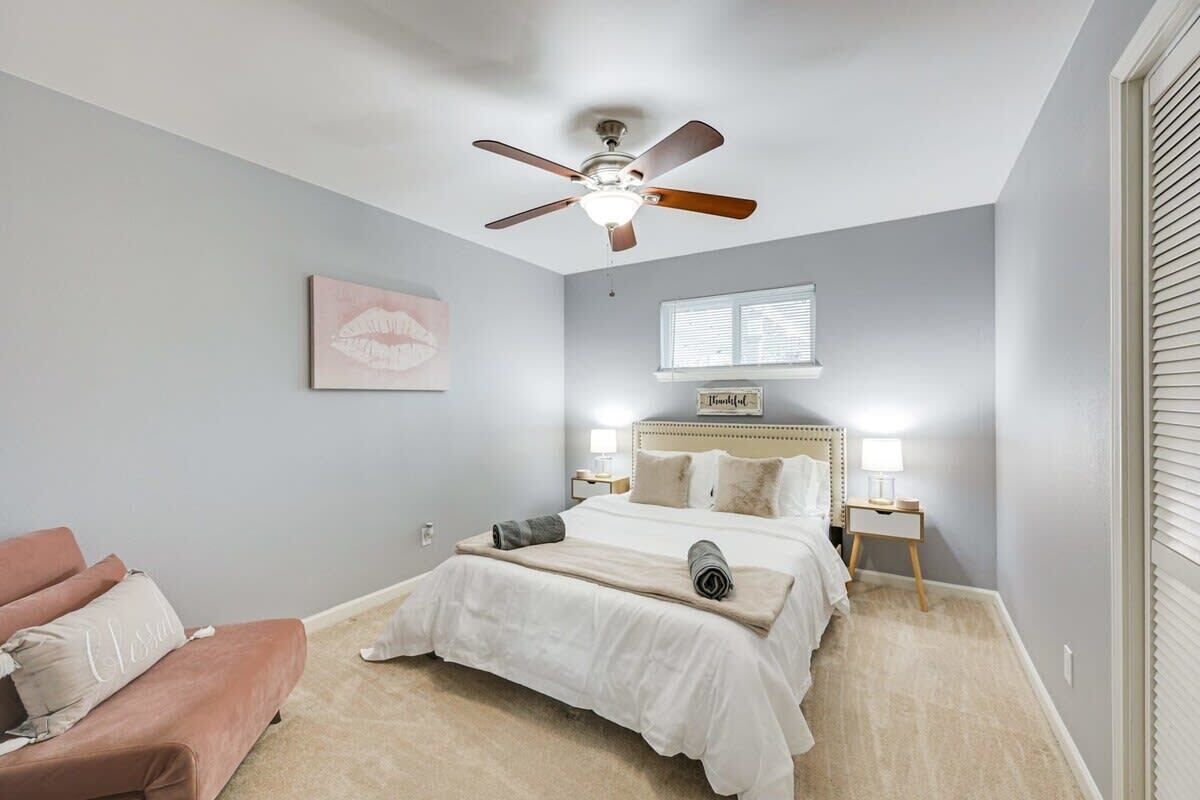 5 bedrooms, desk, iron/ironing board, travel crib