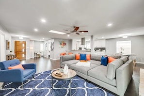 TV, offices - Fantastic Luxury 5BR Retreat with Hot Tub – Minutes from Downtown Dallas (Dallas)