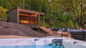 Un sauna, una bañera de hidromasaje