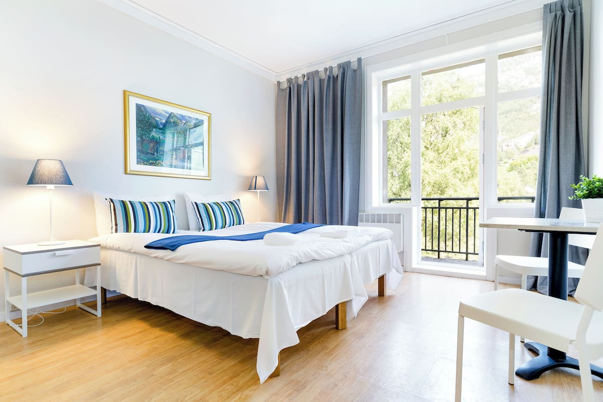 Classic Apartment | Hypo-allergenic bedding, desk, free WiFi, bed sheets