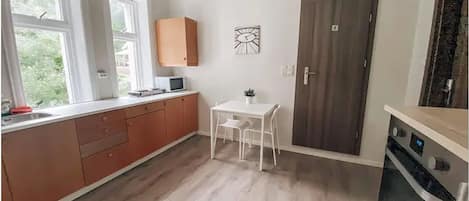 Apartemen Ekonomi | Dapur pribadi | Lemari es kecil, microwave, oven, dan kompor