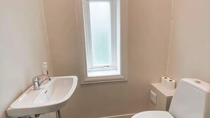 이코노미 아파트 | 욕실 | 샤워 시설, 헤어드라이어, 타월, 비누