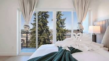 6 bedrooms, iron/ironing board, WiFi, bed sheets