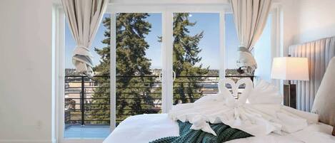 6 bedrooms, iron/ironing board, WiFi, bed sheets