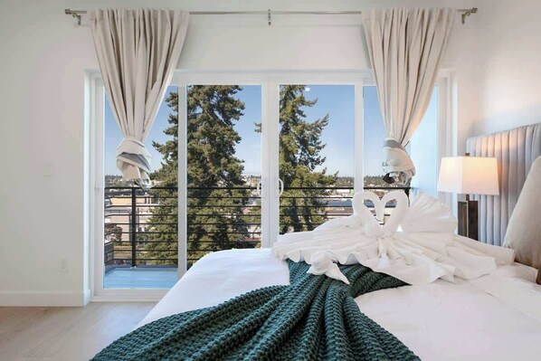 6 bedrooms, iron/ironing board, WiFi, bed sheets