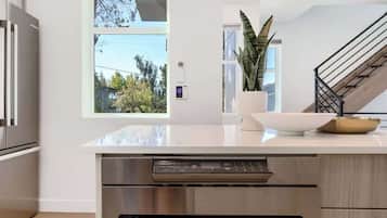 Refrigerador, microondas, horno y parrilla de estufa