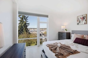 6 bedrooms, iron/ironing board, WiFi, bed sheets