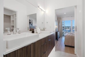 6 bedrooms, iron/ironing board, WiFi, bed sheets - 7BR Chic Retreat • Twin TownHomes w/ Rooftops (Seattle)