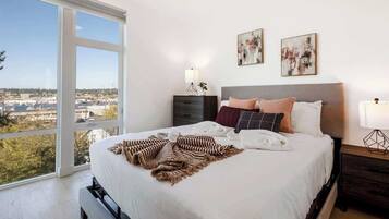 Tabla de planchar con plancha, wifi y ropa de cama