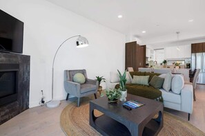TV - Stylish 3b2.5b Brand New TH • Rooftop & Lake Views (Seattle)