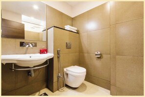 Deluxe-Doppelzimmer, Klimaanlage | Badezimmer | Dusche, kostenlose Toilettenartikel, Hausschuhe, Handtücher