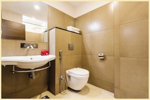 Deluxe-Doppelzimmer, Klimaanlage | Badezimmer | Dusche, kostenlose Toilettenartikel, Hausschuhe, Handtücher