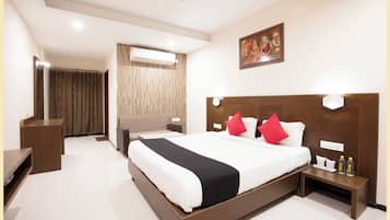 Deluxe Double Room, Air conditioning | Hypo-allergenic bedding, desk, soundproofing, free WiFi