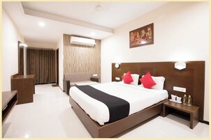 Deluxe Double Room, Air conditioning | Hypo-allergenic bedding, desk, soundproofing, free WiFi