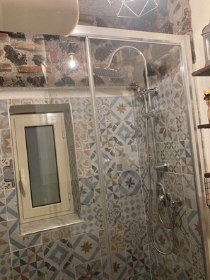 Haartrockner, Handtücher, Toilettenpapier