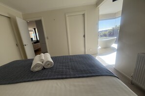 3 bedrooms, iron/ironing board, internet, bed sheets