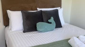 Een strijkplank/strijkijzer, internet, beddengoed