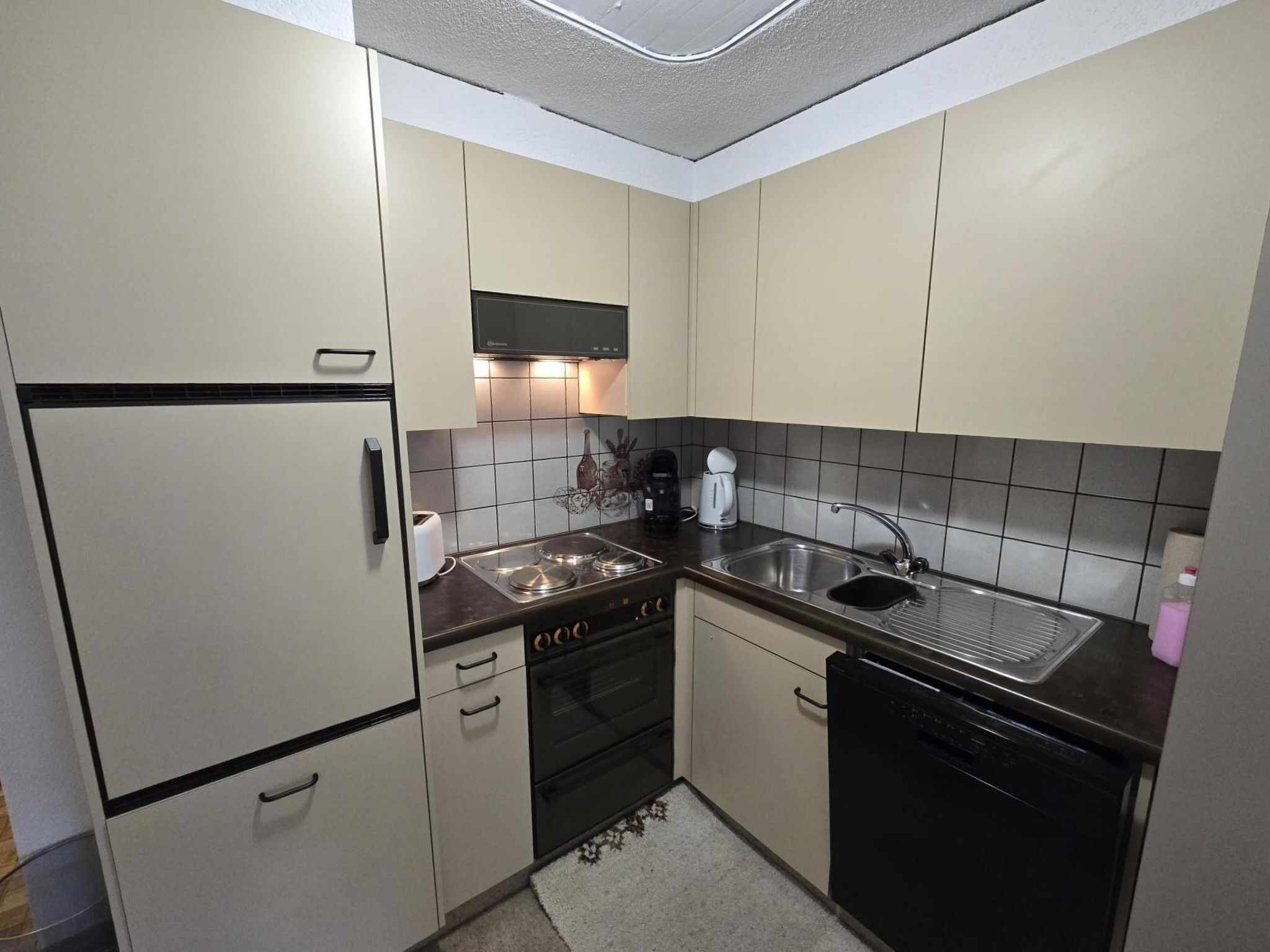 Fridge, dishwasher, cookware/dishes/utensils