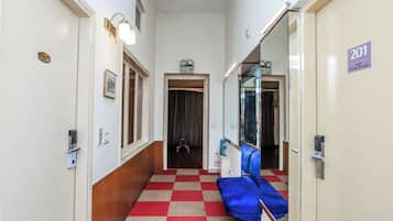 Suite | Área de sala de estar | Televisión LCD de 32 pulgadas con canales por cable