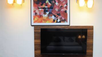 Suite | Memory foam beds, desk, free WiFi, bed sheets