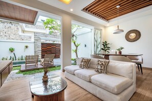 Villa Deluxe, 2 chambres, balcon, vue piscine | Coin séjour | TV connectée de 50 pouces avec chaînes numériques, Netflix