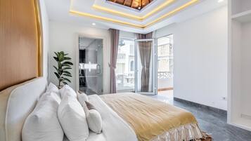 Vila luxo, 2 quartos, sacada, vista para a piscina | Ferros/tábuas de passar roupa, Wi-Fi de cortesia, roupa de cama