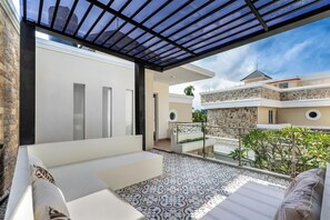 Deluxe Villa, 2 Bedrooms, Balcony, Pool View | Balcony view