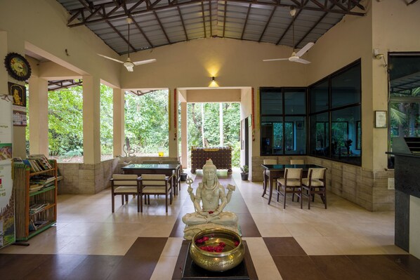 Quầy tiếp tân