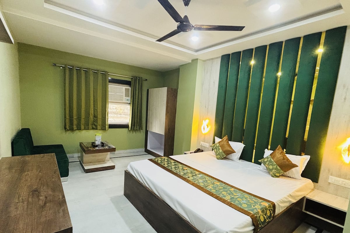 Deluxe Double Room | Laptop workspace, free WiFi