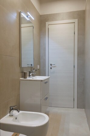 Shower, hair dryer, bidet, towels - B. Luxury Home three steps from the sea! (Castellammare di Stabia)