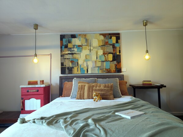 Iron/ironing board, WiFi, bed sheets