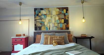 The Burrow: Creative Retreat & Showroom Stay in Frog Rock