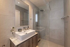 Dusche, Haartrockner, Handtücher