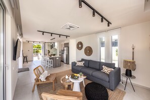 TV - Protaras Leomi Seaside Villa (Protaras)