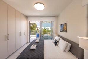 4 bedrooms, cribs/infant beds, bed sheets - Protaras Leomi Seaview Villa (Paralimni)