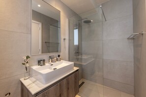 Shower, towels - Protaras Leomi Seaview Villa (Paralimni)