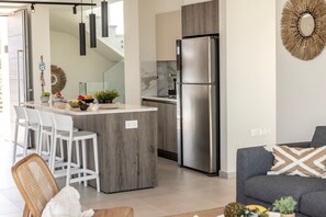 Mikrowelle, Geschirrspüler, Wasserkocher mit Kaffee-/Teezubehör