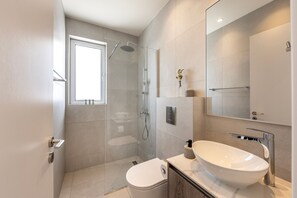 Buồng tắm vòi sen, khăn tắm