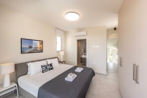 4 bedrooms, cribs/infant beds, bed sheets - Protaras Leomi Seaview Villa (Paralimni)