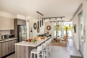 Microwave, dishwasher, coffee/tea maker, cookware/dishes/utensils - Protaras Leomi Seaview Villa (Paralimni)