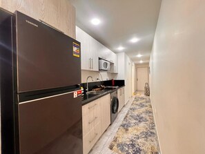 電子レンジ、電気ポット、トースター、ダイニングテーブル
