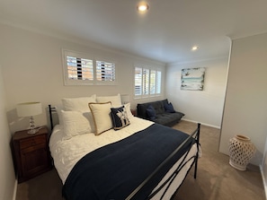 1 bedroom, bed sheets