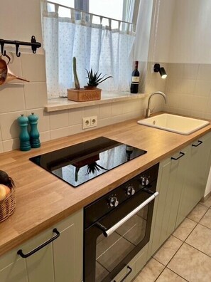 Fridge, oven, stovetop, dishwasher