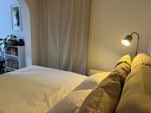 1 bedroom, bed sheets